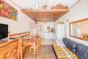 un salon avec une table et un canapé dans l'établissement Charmante maison ancienne, à Lacanau-Océan 11 autres photos