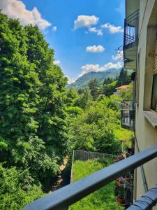 een balkon van een gebouw met uitzicht op bomen bij il posticino di bellagio in Civenna