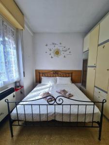 een slaapkamer met een bed met witte lakens en een klok aan de muur bij il posticino di bellagio in Civenna