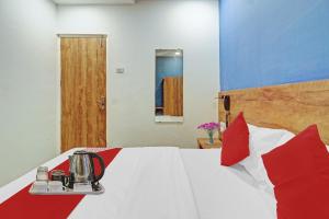 Una cama o camas en una habitación de HOTELO THE MUMBAI INN