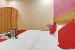 Una cama o camas en una habitación de HOTELO THE MUMBAI INN