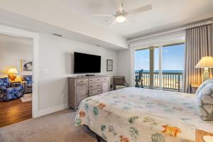 キル・デビル・ヒルズにあるSC303 - Seaside Dreamのベッドと薄型テレビのある寝室 +42枚の写真