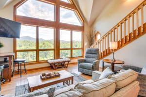 Ruang duduk di Hilltop Home with Panoramic Forest and Mountain Views!