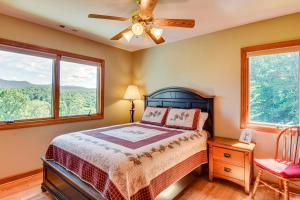 Katil atau katil-katil dalam bilik di Hilltop Home with Panoramic Forest and Mountain Views!