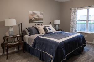 a bedroom with a bed and a window at Spacious 3 bed 2 bath with King Master in Sycamore in Sycamore