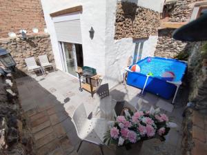 NigüelasにあるCasa Erasのプールと花のあるパティオの俯瞰図