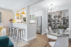 een keuken en eetkamer met een tafel en stoelen bij Mickey's Corner in Anaheim