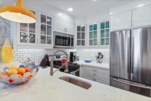 een keuken met witte kasten en een fruitschaal op een aanrecht bij Mickey's Corner in Anaheim +13 foto's