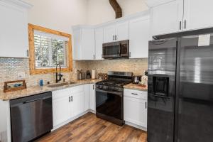Dapur atau dapur kecil di Doms House - Stunning design, an unforgettable location to make family memories!!