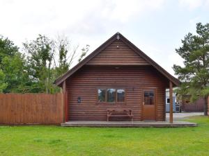a log cabin with a picnic table in a yard at Willow Plus 2 in Garton