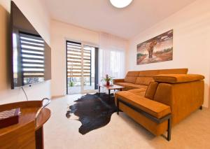 un salon avec un canapé et une table dans l'établissement Villa Monica v Penati Golf Resort, à Šajdíkove Humence