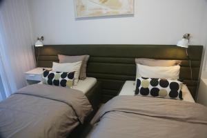 deux lits côte à côte dans une pièce dans l'établissement Villa Monica v Penati Golf Resort, à Šajdíkove Humence