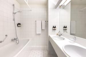 Ein Badezimmer in der Unterkunft NH Zandvoort Hotel