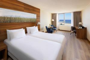 Ein Bett oder Betten in einem Zimmer der Unterkunft NH Zandvoort Hotel