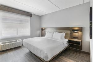 Ένα ή περισσότερα κρεβάτια σε δωμάτιο στο Best Western Plus Savannah Gateway +25 φωτογραφίες