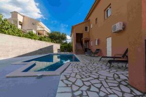 Bazén v ubytování Apartments in Novi Vinodolski 39369 nebo v jeho okolí