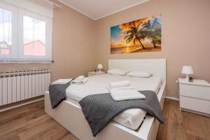 Postel nebo postele na pokoji v ubytování Apartment in Crikvenica 39218 + 25 fotografií