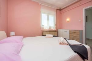 Postel nebo postele na pokoji v ubytování Apartment in Crikvenica 39218