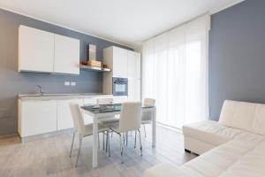 a kitchen and dining room with a table and chairs at Minisuite Zefiro-Intero appartamento ad uso esclusivo by Appartamenti Petrucci in Foligno