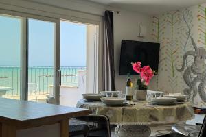 TV a/nebo společenská místnost v ubytování Terrazzino Frontemare Wi-Fi Free Parking