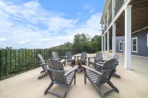 een patio met een tafel en stoelen op een veranda bij Mountain View Escape in Taylors