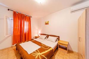 Postel nebo postele na pokoji v ubytování Apartments by the sea Cove Pjestata, Peljesac - 10236
