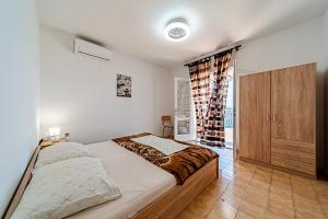 Postel nebo postele na pokoji v ubytování Apartments by the sea Cove Pjestata, Peljesac - 10236