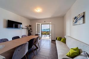 TV a/nebo společenská místnost v ubytování Apartments by the sea Cove Pjestata, Peljesac - 10236