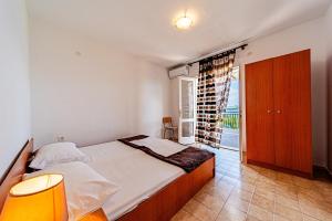 Postel nebo postele na pokoji v ubytování Apartments by the sea Cove Pjestata, Peljesac - 10236