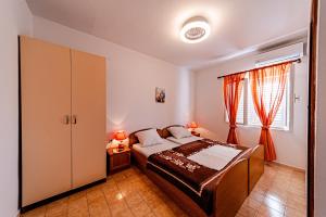 Postel nebo postele na pokoji v ubytování Apartments by the sea Cove Pjestata, Peljesac - 10236
