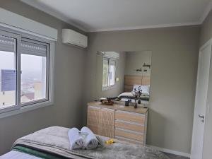 une chambre avec un lit, une coiffeuse et un miroir dans l'établissement Apartamento Executivo Central WiFi e Garagem, à Santa Cruz do Sul 21 autres photos