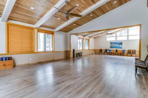 ein leerer Ballsaal mit Holzboden und Decke in der Unterkunft Unit 18B at Granlibakken in Tahoe City