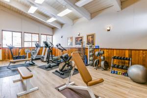 ein Fitnessstudio mit Laufbändern, Crosstrainern und Trainingsgeräten in der Unterkunft Unit 18B at Granlibakken in Tahoe City