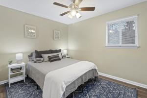 een slaapkamer met een bed en een plafondventilator bij Hillside Haven - affordable and convenient in Chattanooga