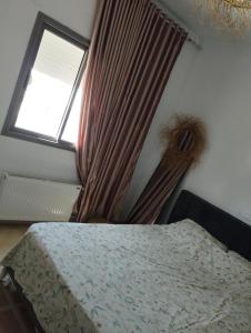 a bedroom with a bed and a window at Appartement 2 à Carthage byrsa in Douar ech Chott