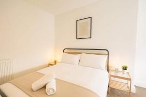 En eller flere senge i et værelse på Charming Top Floor Cardiff Gem + 2 billeder