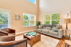 Χώρος καθιστικού στο City Side Homes with a hot tub & game room