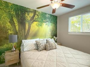 una camera da letto con un grande murale sull'albero di Disneyland Lux Villa 6BR 4BA Mini Golf Arcade Game ad Anaheim