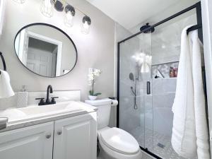 un bagno con doccia, WC e lavandino di Disneyland Lux Villa 6BR 4BA Mini Golf Arcade Game ad Anaheim