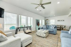 Χώρος καθιστικού στο The Sandcastle - Beachfront Home - Family Friendly