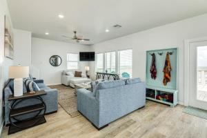 Μια τηλεόραση ή/και κέντρο ψυχαγωγίας στο The Sandcastle - Beachfront Home - Family Friendly