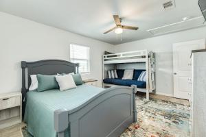 Ένα ή περισσότερα κρεβάτια σε δωμάτιο στο The Sandcastle - Beachfront Home - Family Friendly +20 φωτογραφίες