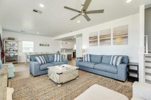 Χώρος καθιστικού στο The Sandcastle - Beachfront Home - Family Friendly