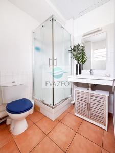 Ένα μπάνιο στο Appartement T2 tout confort a 50m de la plage anse Mitan