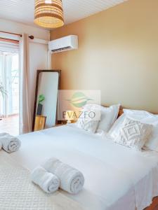 Ένα ή περισσότερα κρεβάτια σε δωμάτιο στο Appartement T2 tout confort a 50m de la plage anse Mitan