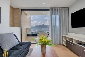 a living room with a couch and a tv at Class 48 apto. 1303 - Luminoso / Vistas / Balcón in Sabaneta