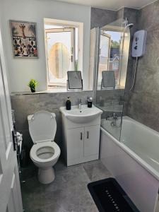 Koupelna v ubytování Stylish 3 Bed Home With Garden & Free Parking