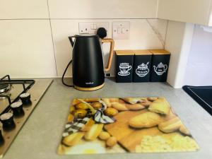 Kuchyň nebo kuchyňský kout v ubytování Stylish 3 Bed Home With Garden & Free Parking