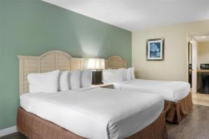 2 letti in camera d'albergo con cuscini bianchi di Best Western Gateway To The Keys - Florida City, Homestead, Everglades a Florida City Altre 32 foto