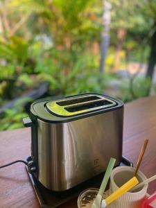 a toaster sitting on top of a wooden table at บ้านสวนภูรจิตร Baansuanphurajit in Ban Nong Pa Kha